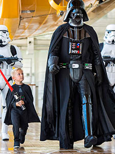 birthday-party-characters-darth-vader-225x300